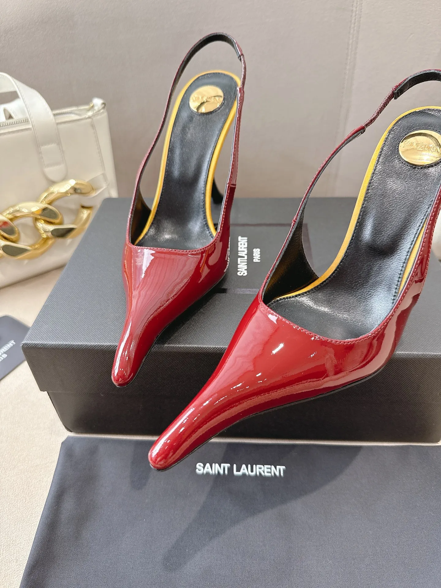 👟👟Ex-factory price 620👟👟 Saint Laurent YSL 25ss/autumn and winter ready-to-wear series catwalk style high heels. The design of the toe and transparent heel, the final effect is quite good. The different colors are also very beautiful. Only YSL understands women's hearts best and does not accept rebuttal. It is a super invincible feminine artifact and a must-have for women (z-product full-body customization, own molded hardware accessories, perfect consistency) ✔Upper: imported cow patent leather ✔Lining: imported 🐑goat leather ✔Sole: imported genuine leather outsole ✔Heel height: 10.5cm ✔Number of yards: 36-39 (40, 41, 42 can be customized and non-returnable) (Full set of packaging)